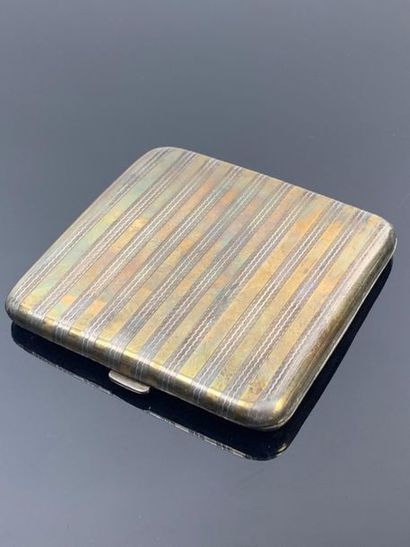 Etui à cigarettes en argent et vermeil.

101,17...