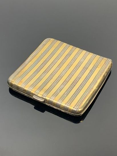 Etui à cigarettes en argent et vermeil.

101,17...