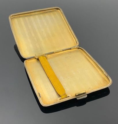 Etui à cigarettes en argent et vermeil.

101,17...