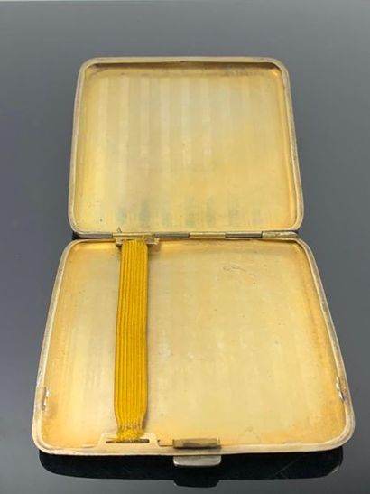 Etui à cigarettes en argent et vermeil.

101,17...