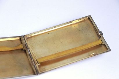 Etui à cigarettes en argent à élégant décor...
