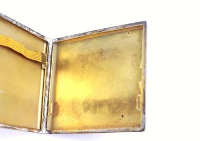Etui à cigarettes en argent à décor de cannelures...