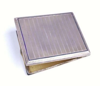 Etui à cigarettes en argent à décor de cannelures...