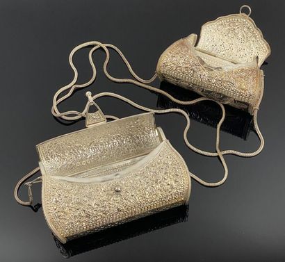 Ensemble de soirée en argent repoussé et...
