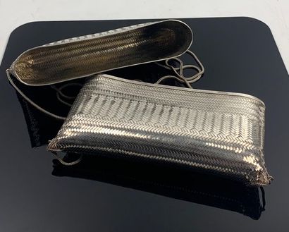 Pochette en argent tressé.

H_14,5 cm L_24...
