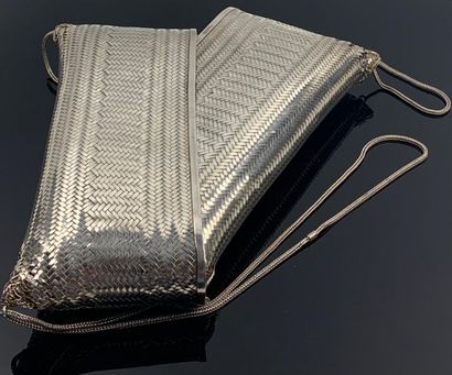 Pochette en argent tressé.

H_14,5 cm L_24...