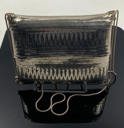 Pochette en argent tressé.

H_14,5 cm L_24...