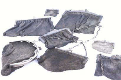 Réunion de quatre sacs de bal et quatre porte...