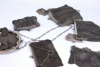 Réunion de quatre sacs de bal et quatre porte...
