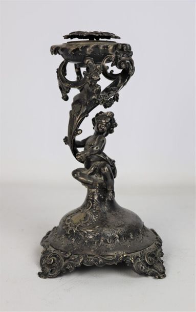 Monture de coupe en argent à décor d'un amour,...