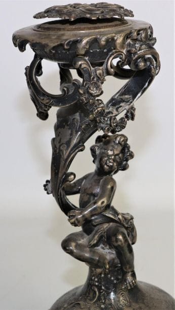 Monture de coupe en argent à décor d'un amour,...