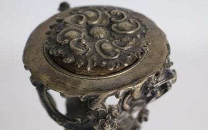 Monture de coupe en argent à décor d'un amour,...