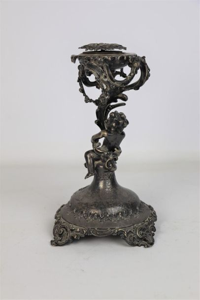 Monture de coupe en argent à décor d'un amour,...