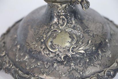 Monture de coupe en argent à décor d'un amour,...