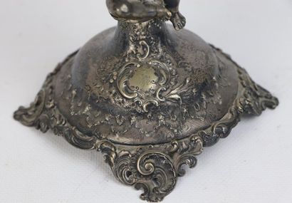 Monture de coupe en argent à décor d'un amour,...
