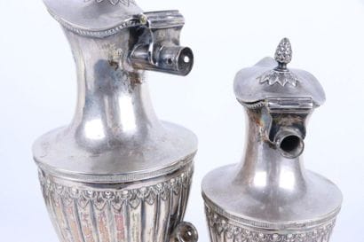 Deux verseuses en argent, le corps et le...