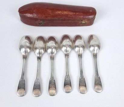 Suite de six petites cuillères en argent...