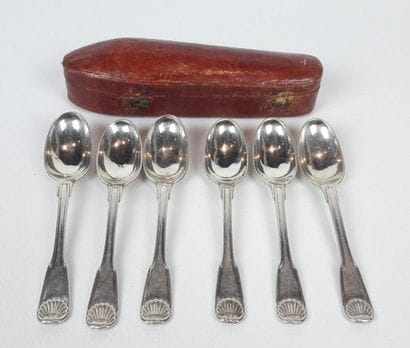 Suite de six petites cuillères en argent...