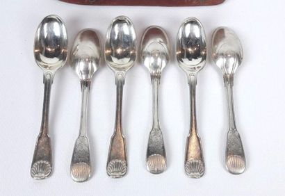 Suite de six petites cuillères en argent...