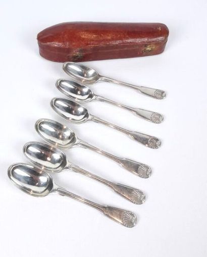 Suite de six petites cuillères en argent...
