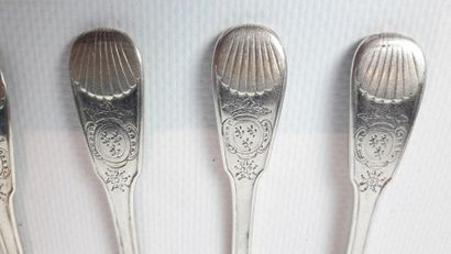 Suite de six petites cuillères en argent...