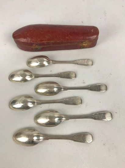 Suite de six petites cuillères en argent...