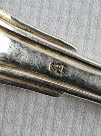 Suite de six petites cuillères en argent...