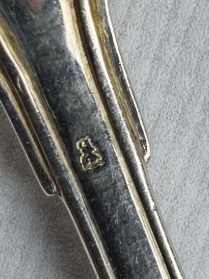 Suite de six petites cuillères en argent...
