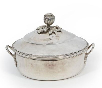 Important légumier couvert en argent à décor...