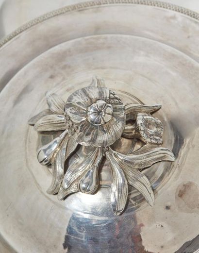 Important légumier couvert en argent à décor...