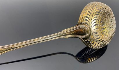 Cuillère à saupoudrer en vermeil ajouré et...