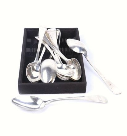 Suite de douze cuillères de table en argent...
