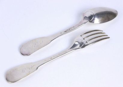 Suite de cinq fourchettes et quatre cuillères...