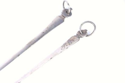 Paire de pics en argent, unis à embout circulaire....