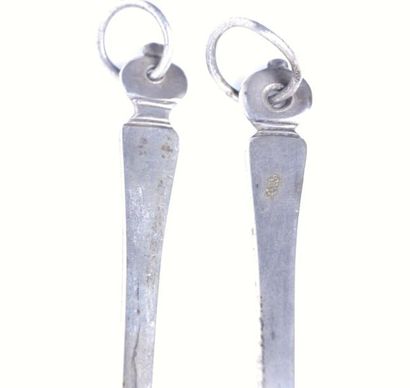 Paire de pics en argent, unis à embout circulaire....