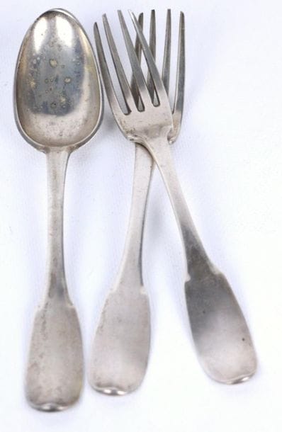 Lot de deux fourchettes et une cuillère en...