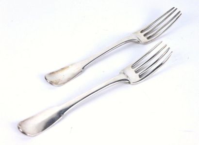 Lot de deux fourchettes de table en argent,...