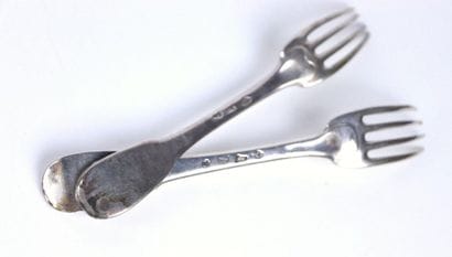 Lot de deux fourchettes de table en argent,...