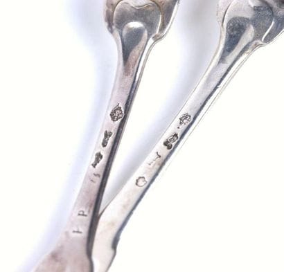 Lot de deux fourchettes de table en argent,...