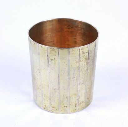 Timbale en vermeil, modèle géométrique à...