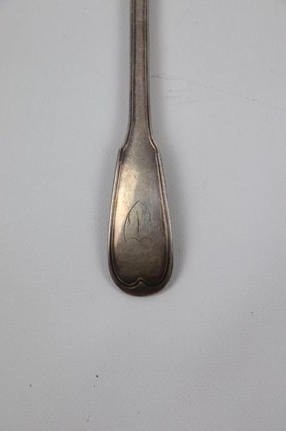 Cuillère à ragoût en argent, modèle filet.

Chiffrée...
