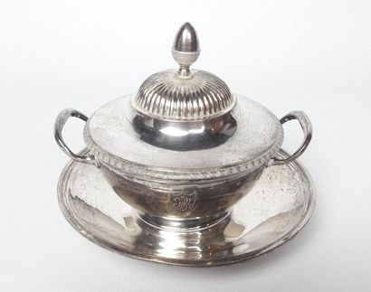 Bouillon couvert en argent à décor sommital...