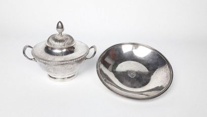 Bouillon couvert en argent à décor sommital...