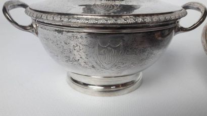 Bouillon couvert en argent à décor sommital...