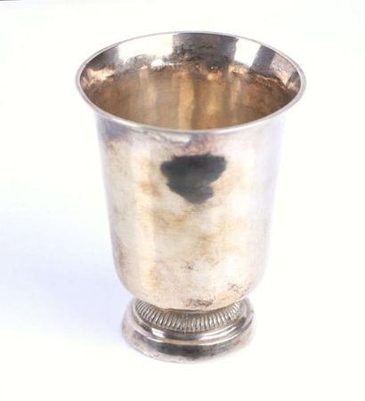 Timbale tulipe en argent, modèle à piédouche...