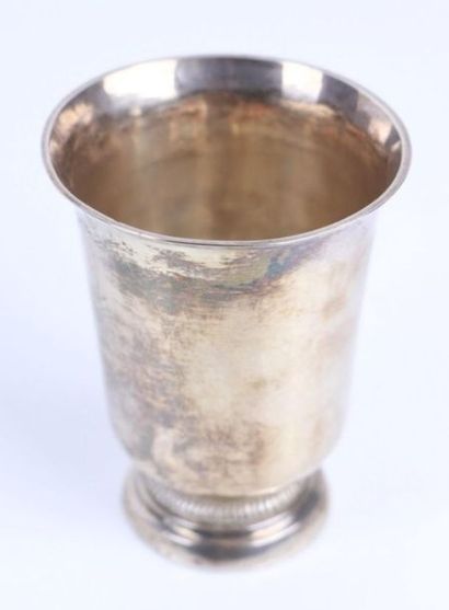 Timbale tulipe en argent, modèle à piédouche...