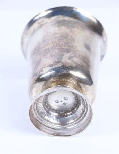 Timbale tulipe en argent, modèle à piédouche...