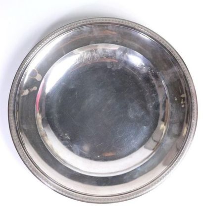 Plat circulaire en argent, la bordure ornée...