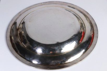 Plat circulaire en argent, la bordure ornée...