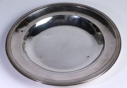 Plat circulaire en argent, la bordure ornée...